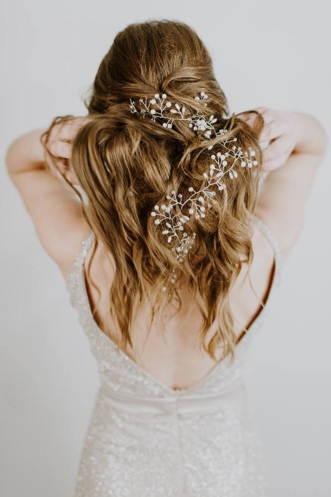 Penteado de noiva com ganchos de cristais